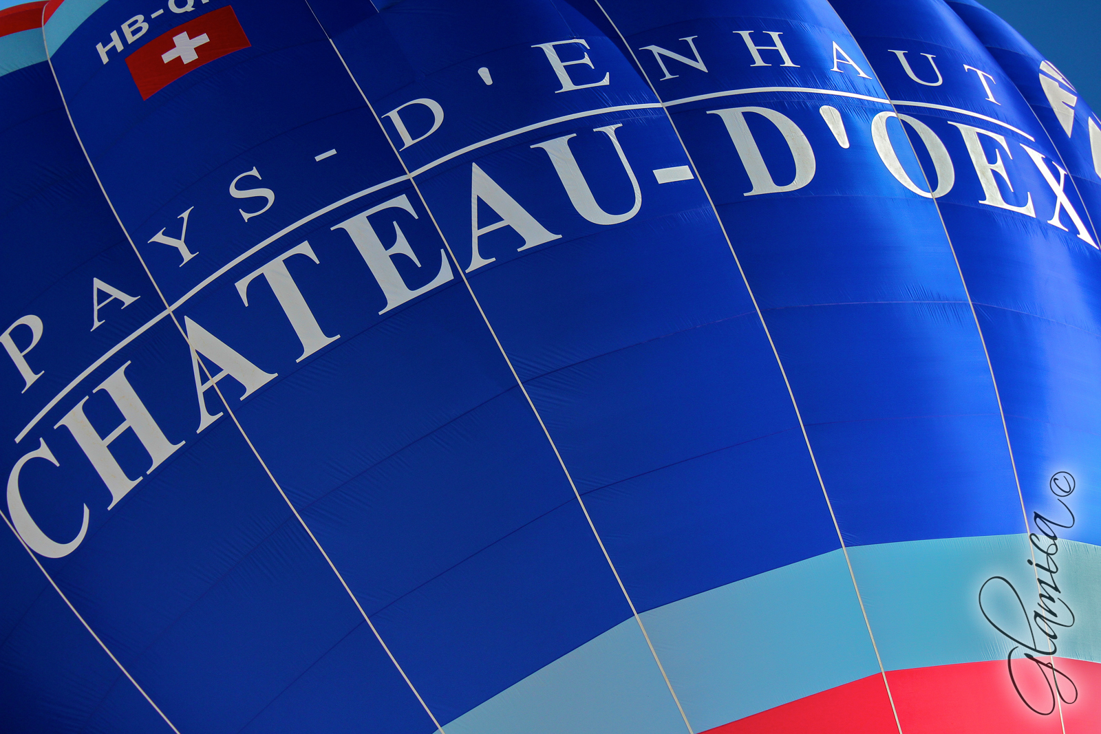 Photoreportage à Chateaux d'Oex pour le festival international des Ballons, gonflage d'un ballon