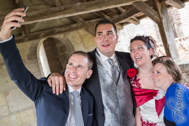 Photo de mariage, les mariés font un selfie avec leurs témoins à Estavayer-le-Lac