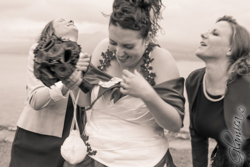 Photos de mariage pris sur le vif, instant entre soeurs