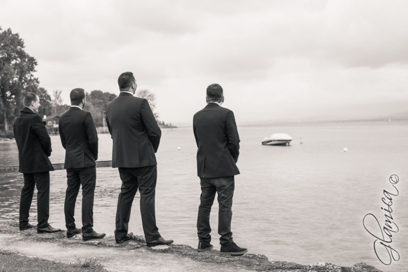 Photos de mariages, les garçons font une pause au bord du lac de Neuchâtel.