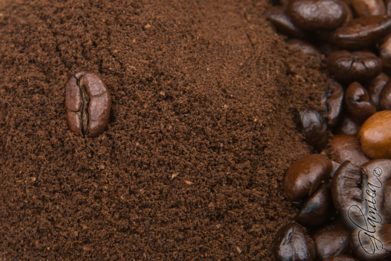 Photo corporate, packshoot de café avec marc de café et grains