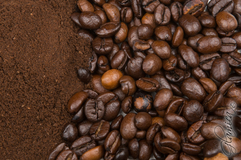 Photo corporate, packshoot de café avec marc de café et grains