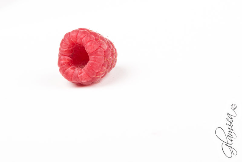 Packshot d'une framboise en studio sur fond blanc