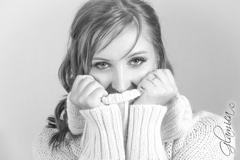 Photo portrait lors d'un shooting cocooning d'une fille avec un pull en laine