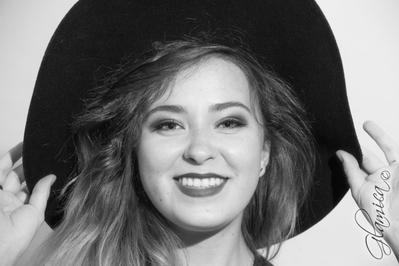 Portrait photo d'une fille avec un chapeau