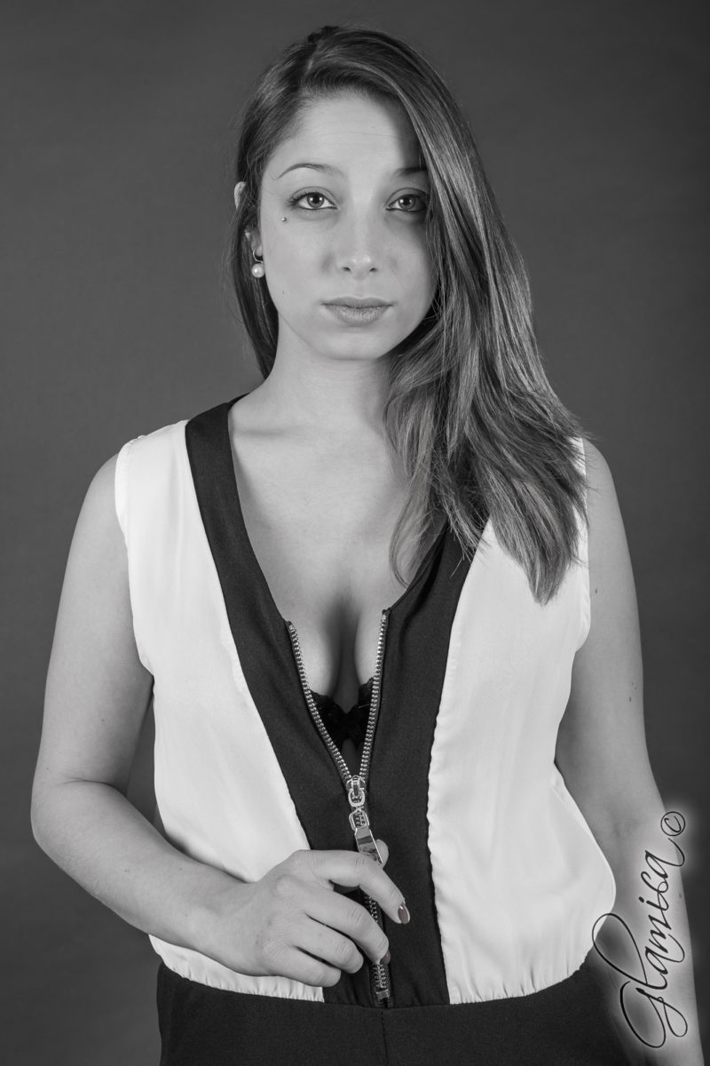 Shooting photo sensuel au studio Glamica avec un haut à fermeture eclair