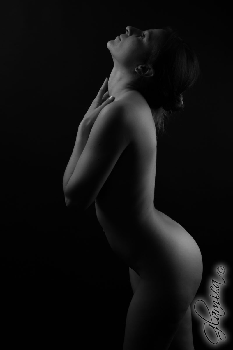 Shooting photo sensuel en clair-obscur nu au studio Glamica
