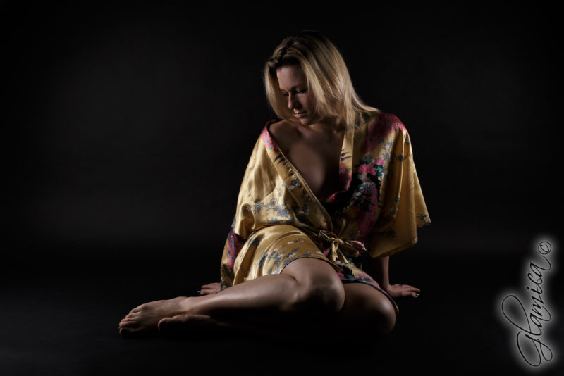 Photo shooting sensuel en peignoir au studio